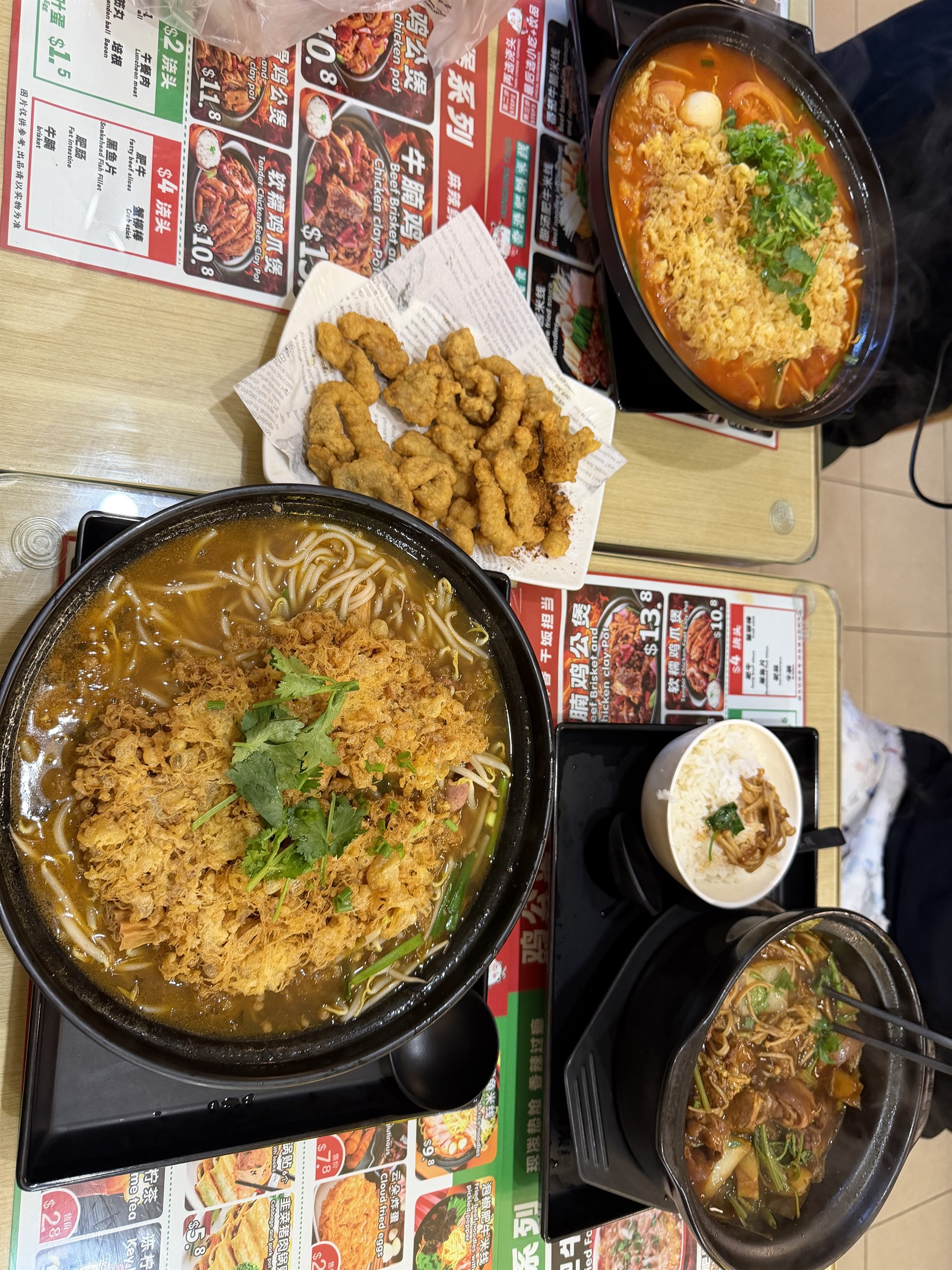 热腾腾的面与煲仔菜