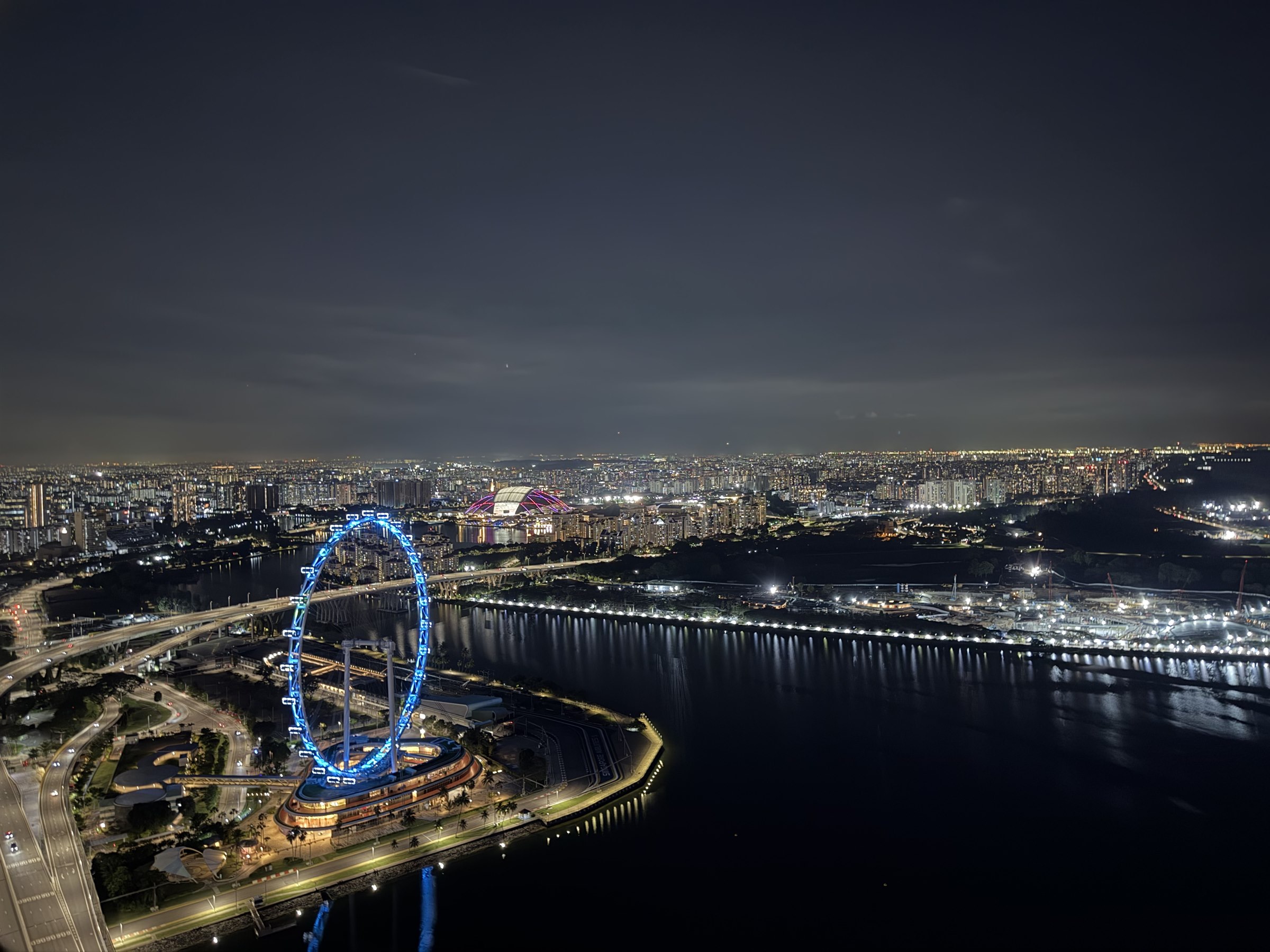 夜色中的海湾灯火