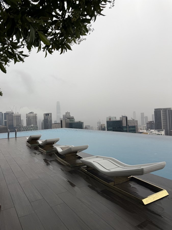 雨中的屋顶泳池